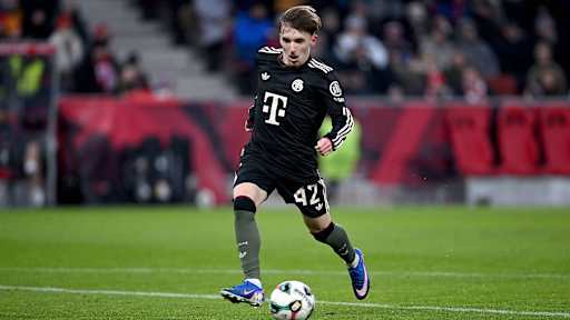 Lennart Karl am Ball im Testspiel des FC Bayern bei Red Bull Salzburg