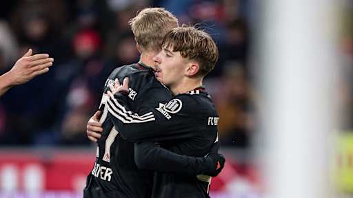 LEnnart Karl jubelt mit Konrad Laimer nach seinem 2:0 im Testspiel des FC Bayern bei Red Bull Salzburg