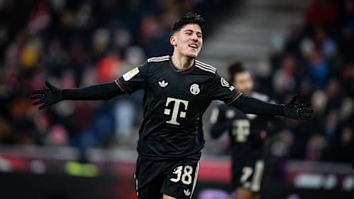 Felipe Chavez bejubelt sein 3:0 im Testspiel des FC Bayern bei Red Bull Salzburg