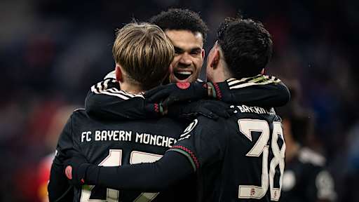 Spieler des FC Bayern jubeln gemeinsam nach dem 3:0 im Testspiel des FC Bayern bei Red Bull Salzburg