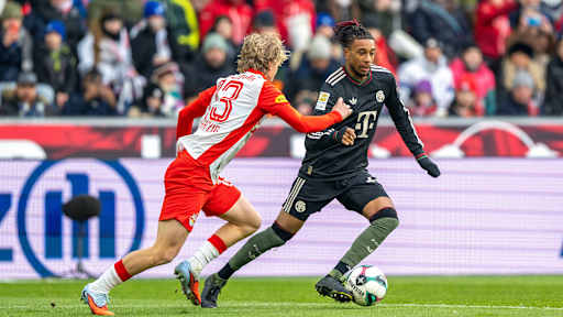 Michael Olise im Zweikampf mit Frans Krätzig im Testspiel des FC Bayern bei Red Bull Salzburg