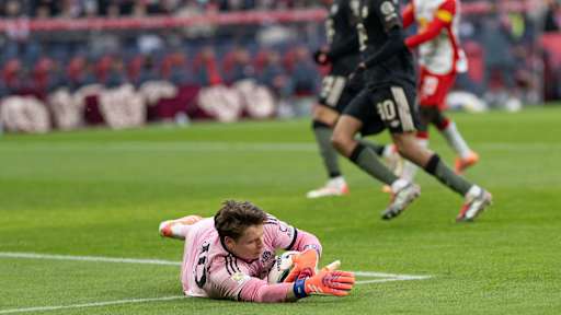 Jonas Urbig pariert einen Schuss im Testspiel des FC Bayern bei Red Bull Salzburg