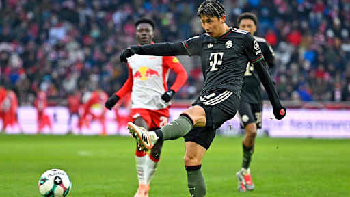 Hiroki Ito zieht ab zum 1:0 im Testspiel des FC Bayern bei Red Bull Salzburg