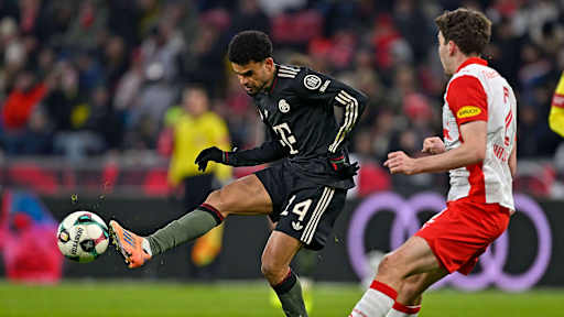 Luis Diaz am Ball im Testspiel des FC Bayern bei Red Bull Salzburg