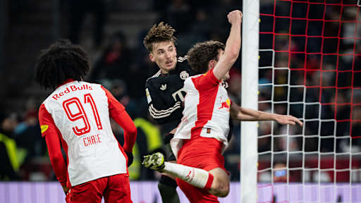 LEnnart Karl steigt hoch zum Kopfball zum 4:0 im Testspiel des FC Bayern bei Red Bull Salzburg