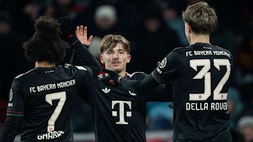 Lennart Karl bekommt Glückwünsche der Kollegen nach dem 4:0 im Testspiel des FC Bayern bei Red Bull Salzburg