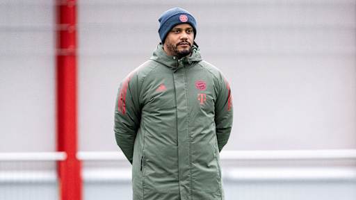 Vincent Kompany beobachtet das Training des FC Bayern