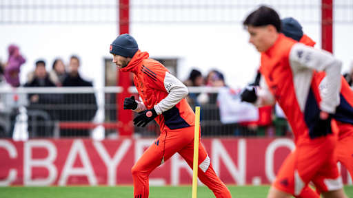 Konrad Laimer beim Warm-Up im öffentlichen Training des FC Bayern vor Fans