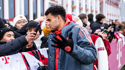 Luis Diaz spricht mit einem Fan an der Bande im öffentlichen Training des FC Bayern vor Fans