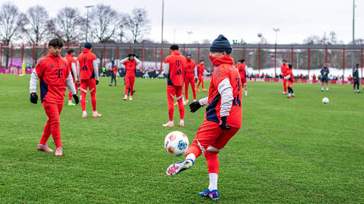 Lennart Karl jongliert mit dem Ball im öffentlichen Training des FC Bayern vor Fans
