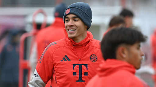Jamal Musiala lachend im öffentlichen Training des FC Bayern vor Fans