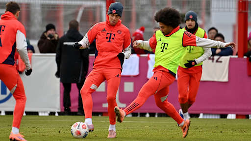 Jamal Musiala und Serge Gnabry im Zweikampf im öffentlichen Training des FC Bayern vor Fans