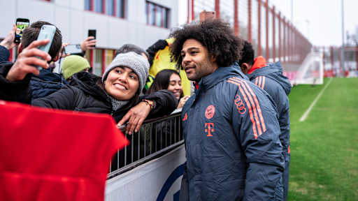 Sewrge Gnaby macht Selfies mit einem Fan im öffentlichen Training des FC Bayern vor Fans