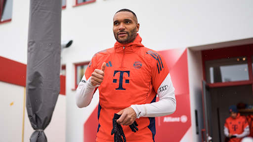 Jonathan Tah kommt aus der Kabine des FC Bayern und zeigt einen Daumen hoch