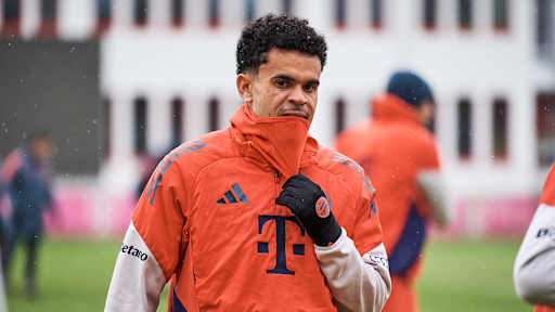 Luis Diaz blickt in die Kamera  im Training des FC Bayern