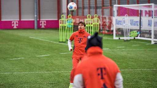 Tom Bischof schaut auf einen fliegenden Ball  im Training des FC Bayern
