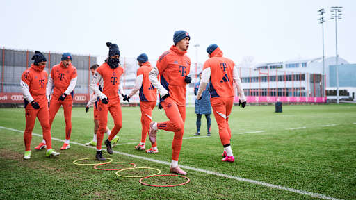 Jamal Musiala und Michael Olise laufen sich  im Training des FC Bayern warm