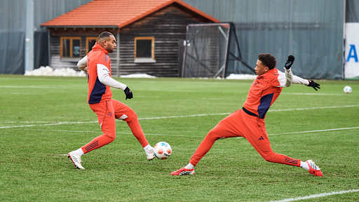 Jonathan Tah und Cassiano Kiala im Zweikampf um den Ball  im Training des FC Bayern