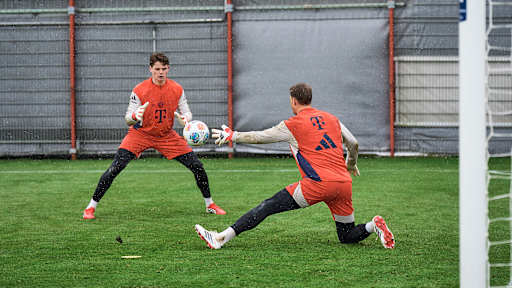 Manuel Neuer pariert einen Ball der von Jonas Urbig geworfen wurde  im Training des FC Bayern