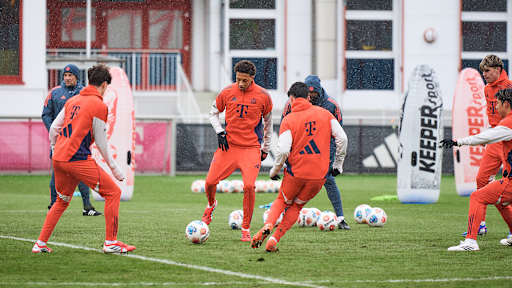 Cassiano Kiala spielt einen Pass  im Training des FC Bayern