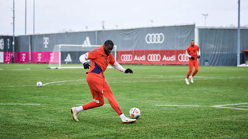 Dayot Upamecano spielt einen Pass  im Training des FC Bayern