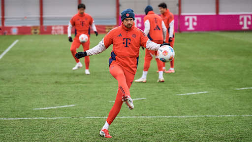 Leon Goretzka schießt einen Ball im Training des FC Bayern
