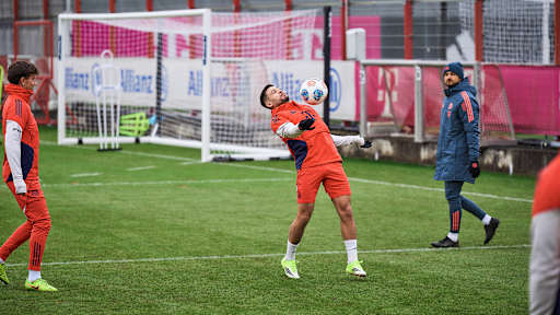 Raphael Guerreiro stoppt einen Ball mit der Brust  im Training des FC Bayern