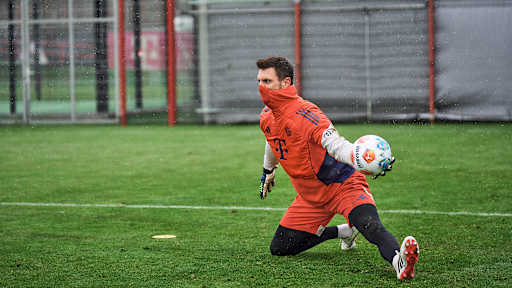 Sven Ulreich pariert einen Ball  im Training des FC Bayern