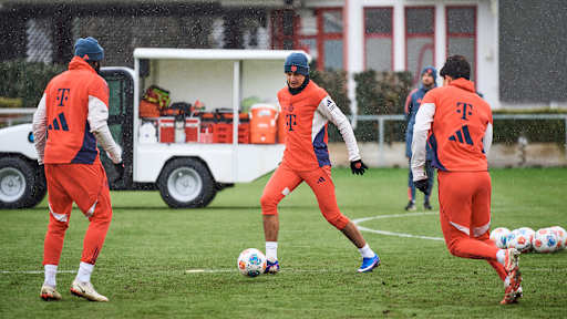 Aleksandar Pavlovic spielt einen Pass im Training des FC Bayern