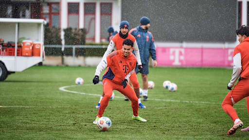 Luis Diaz runs after the ball and smiles in FC Bayern training
