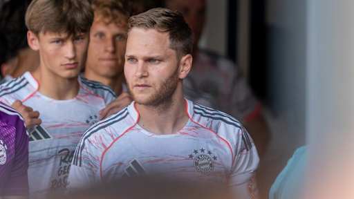 Benno Schmitz schaut nach links.