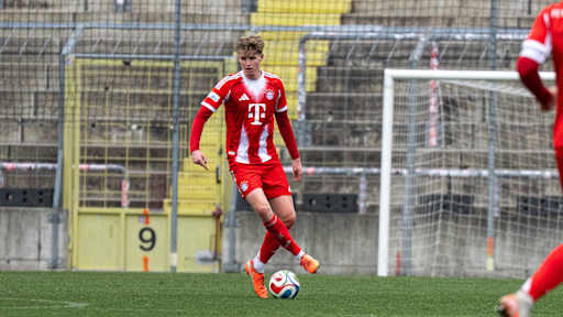 Grayson Dettoni führt den Ball am Fuß.