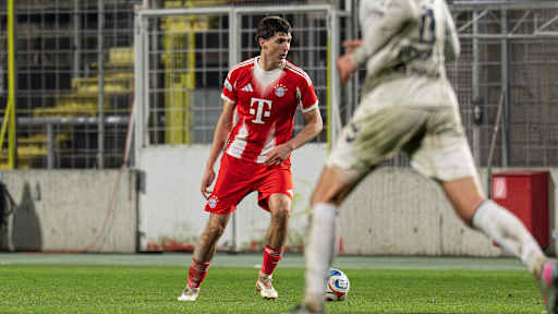 Ljubo Puljic führt den Ball am Fuß.