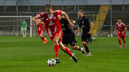 Artur Degraf führt den Ball am Fuß.