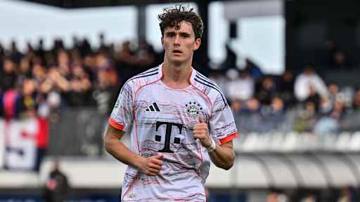 Max Mergner schaut im Spiel gegen Paris in die Kamera.