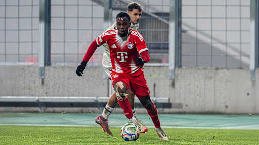 Michael Scott führt den Ball am Fuß.