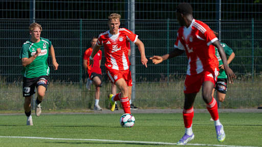 Kurt Rüger führt den Ball am Fuß.