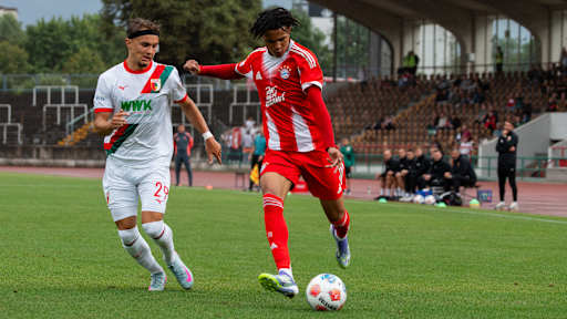 Julien Yanda führt den Ball am Fuß.
