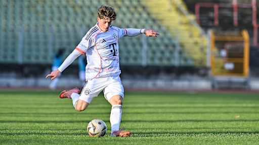 Maximilian Schuhbauer führt den Ball am Fuß.