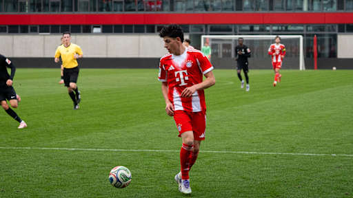 Deniz Ofli schaut auf den Ball an seinem Fuß.