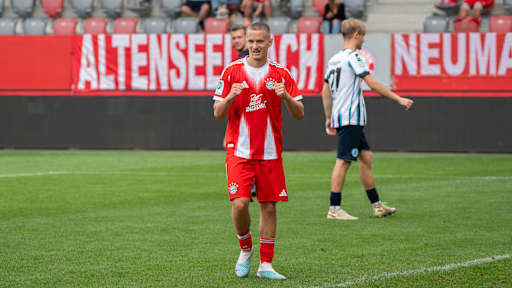 Yll Gashi klatscht mit seinem Teamkollegen Noah Codjo-Evora im Training ab.