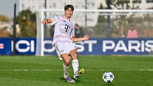 Raphael Pavlic passt den Ball im Spiel der FC Bayern U19.