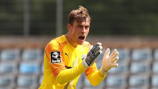 Flemming Niemann klatscht in die Hände.