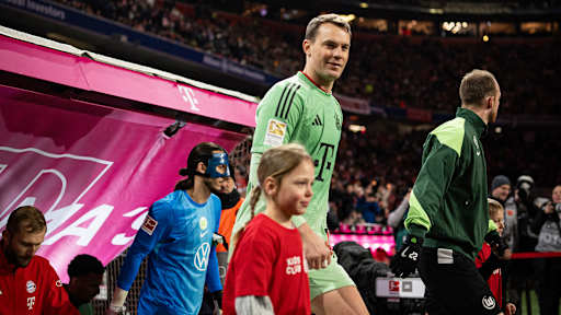 Manuel Neuer beim Einlauf in die Allianz Arena im Bundesliga-Spiel des FC Bayern gegen den VfL Wolfsburg