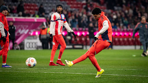 Luis Diaz schießt während des Warm-Ups vor dem Bundesliga-Spiel des FC Bayern gegen den VfL Wolfsburg aufs Tor.