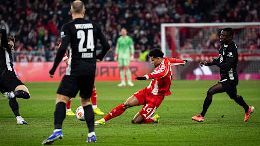 Luis Diaz grätscht nach dem Ball im Bundesliga-Spiel des FC Bayern gegen den VfL Wolfsburg