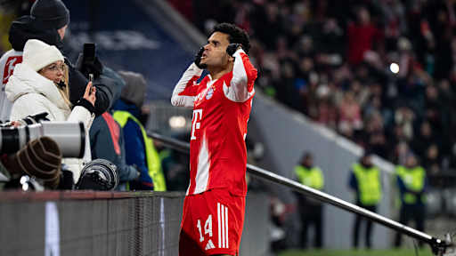 Luis Diaz jubelt nach dem 1:0 im im Bundesliga-Spiel des FC Bayern gegen den VfL Wolfsburg