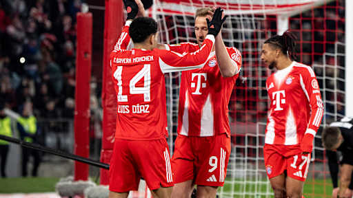 Harry Kane und Luis Diaz klatschen ab nach dem 1:0 im Bundesliga-Spiel des FC Bayern gegen den VfL Wolfsburg