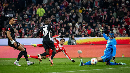 Luis Díaz schließt ab im Fallen im Bundesliga-Spiel des FC Bayern gegen den VfL Wolfsburg