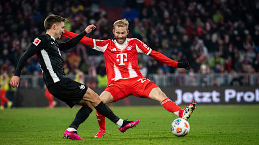 Konrad Laimer sstreckt sich nach dem Ball im Bundesliga-Spiel des FC Bayern gegen den VfL Wolfsburg